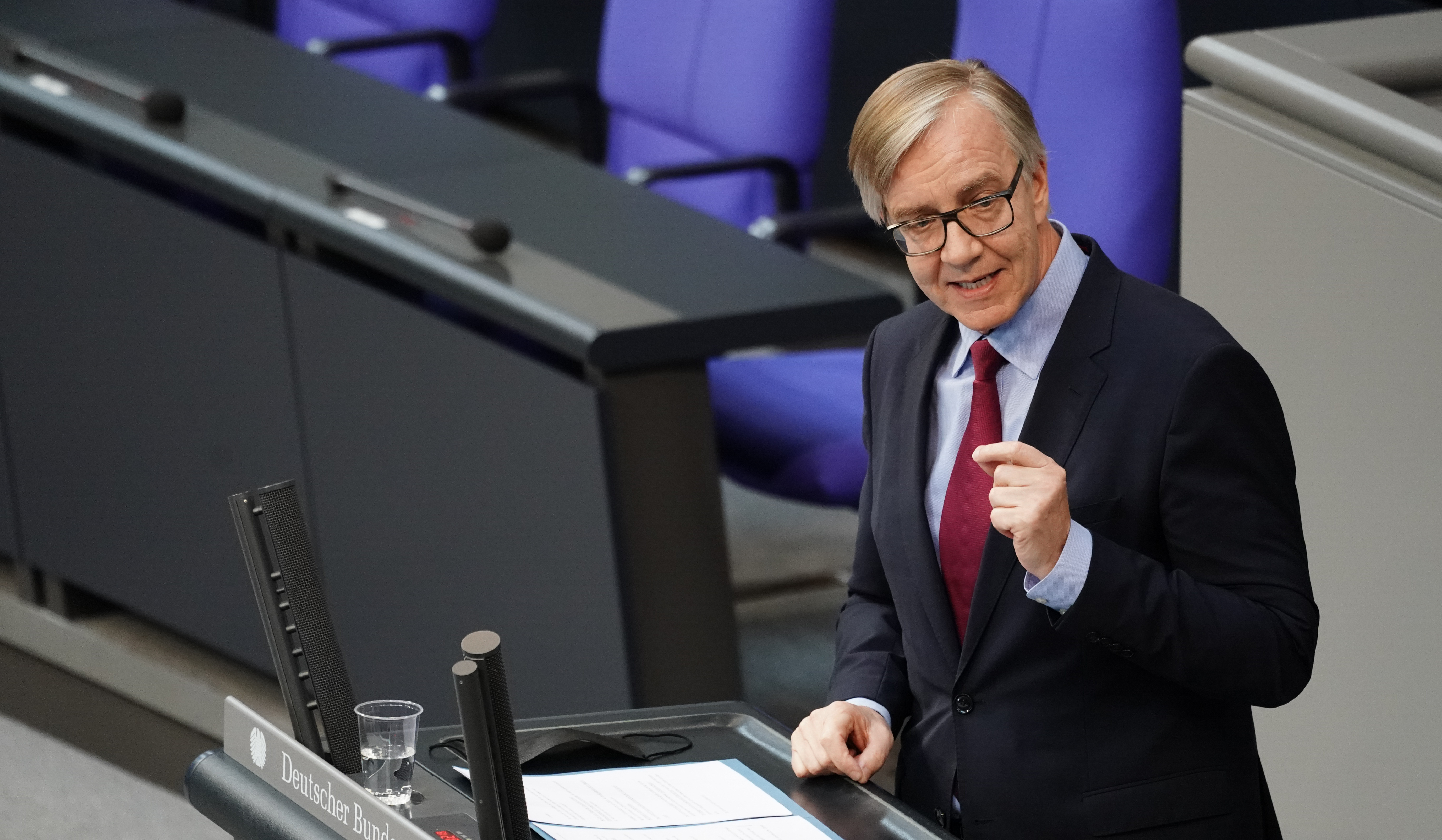 Dr. Dietmar Bartsch hält eine Rede im Bundestag